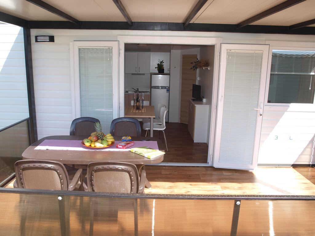 Camping Adria Mobile Home Park أوماغ الغرفة الصورة