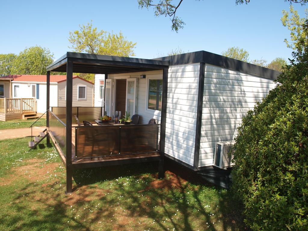 Camping Adria Mobile Home Park أوماغ الغرفة الصورة