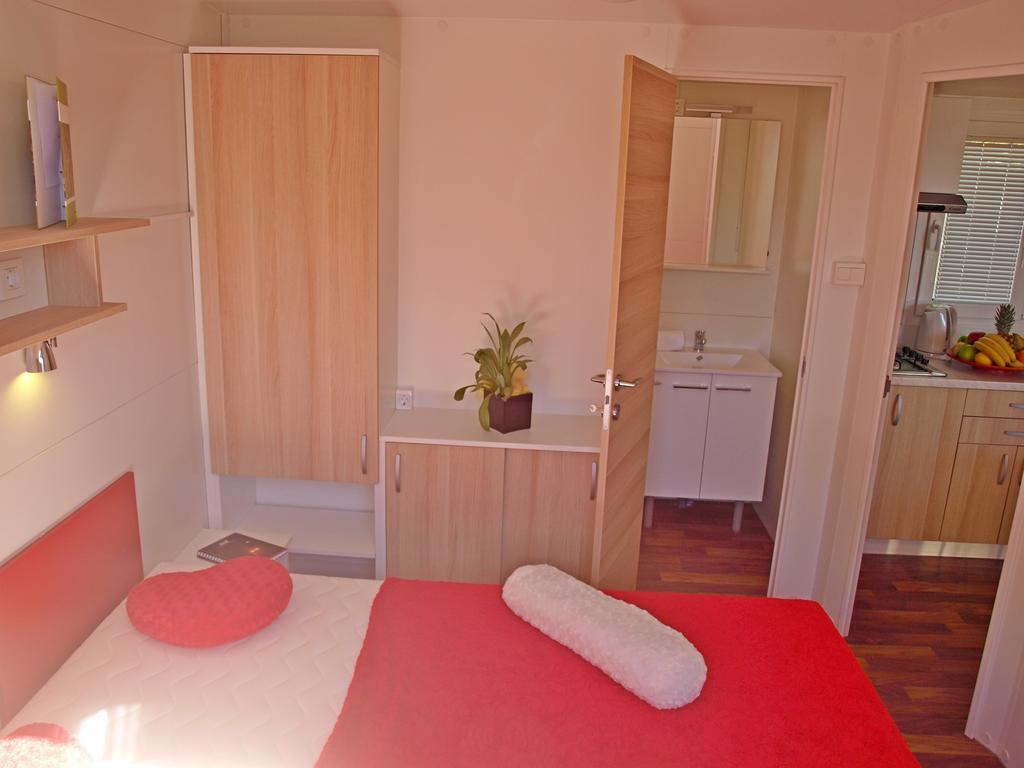 Camping Adria Mobile Home Park أوماغ الغرفة الصورة