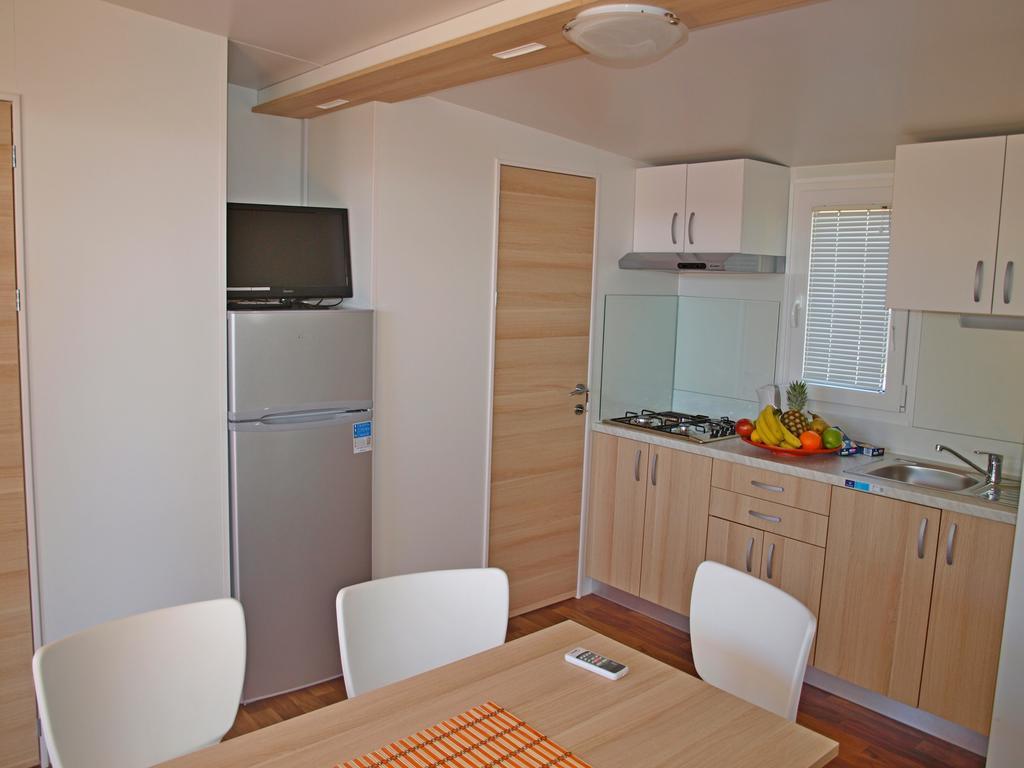 Camping Adria Mobile Home Park أوماغ الغرفة الصورة