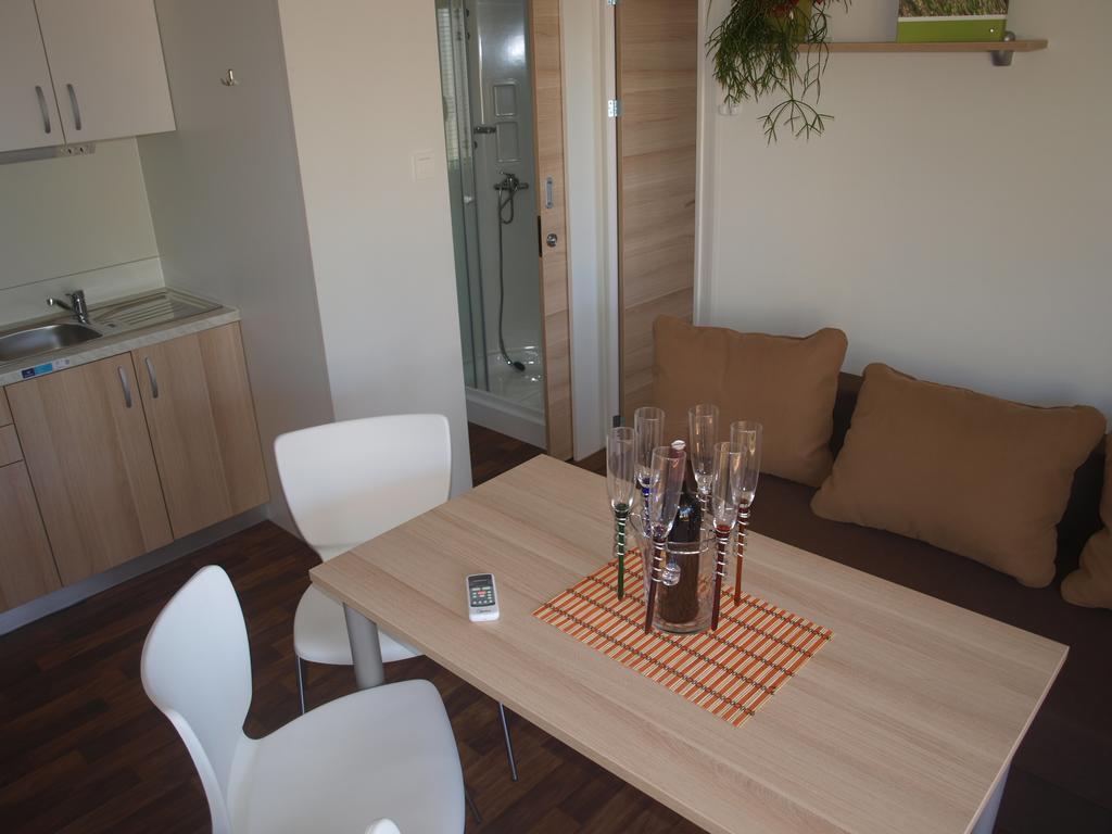 Camping Adria Mobile Home Park أوماغ الغرفة الصورة