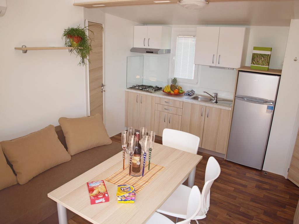 Camping Adria Mobile Home Park أوماغ الغرفة الصورة