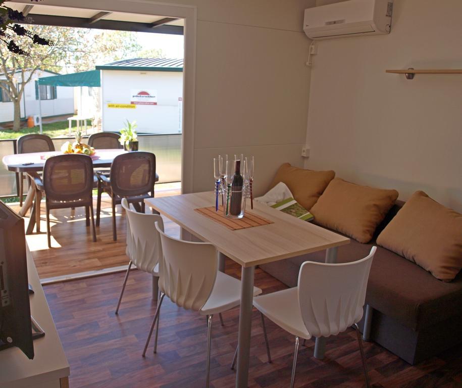 Camping Adria Mobile Home Park أوماغ الغرفة الصورة